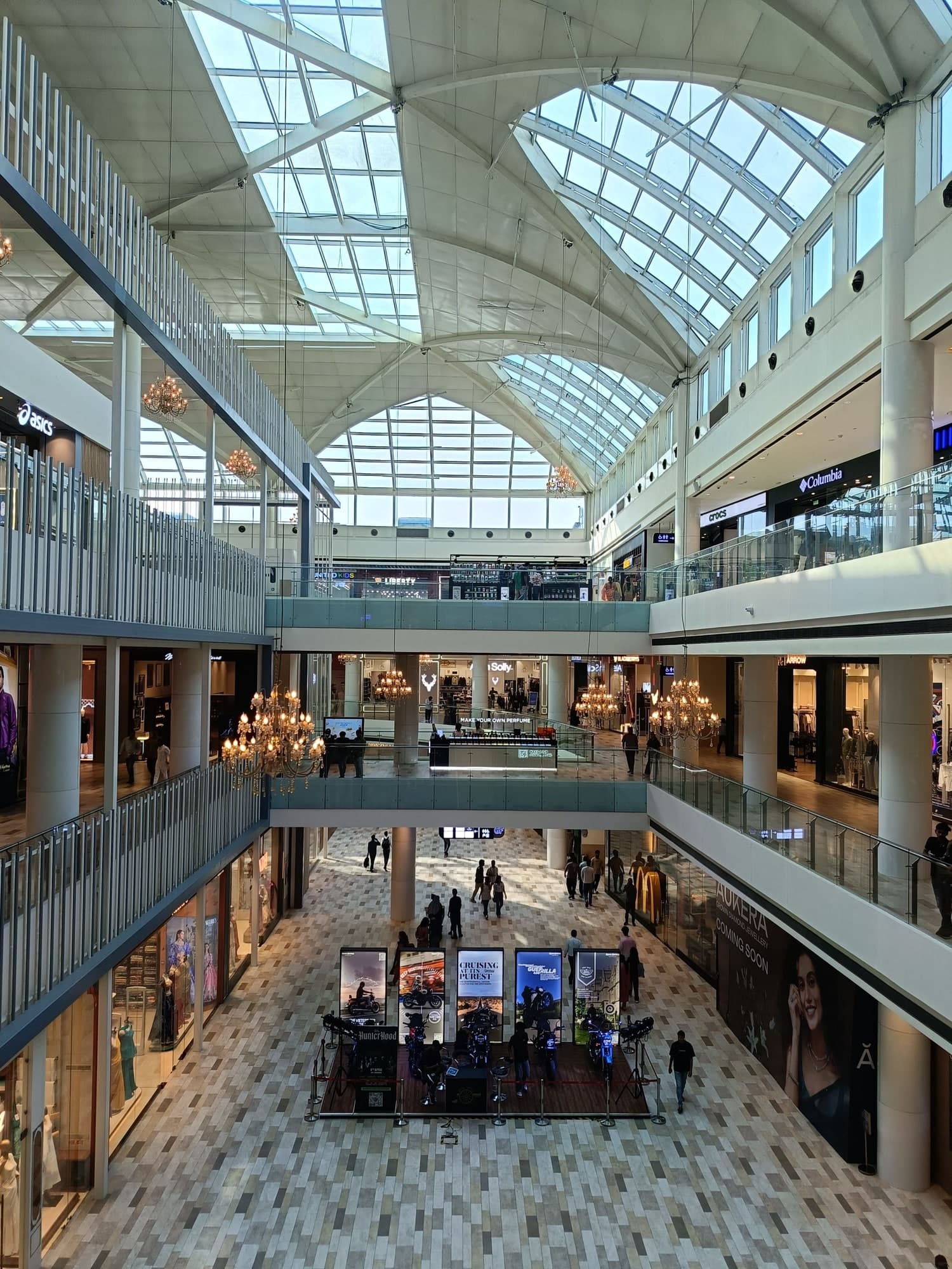 Multi-level shopping mall atrium with open skylight