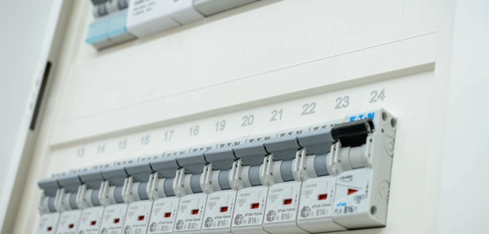 Electrical power distribution board with multiple circuit breakers